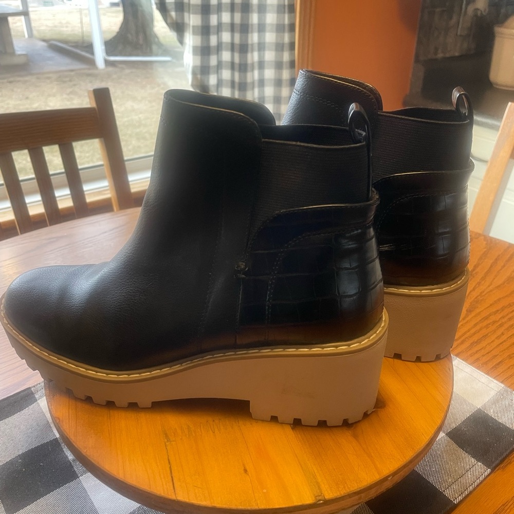Stylish Black Rancher Ankle Boots Dolce Vita womens chunky black boots like new